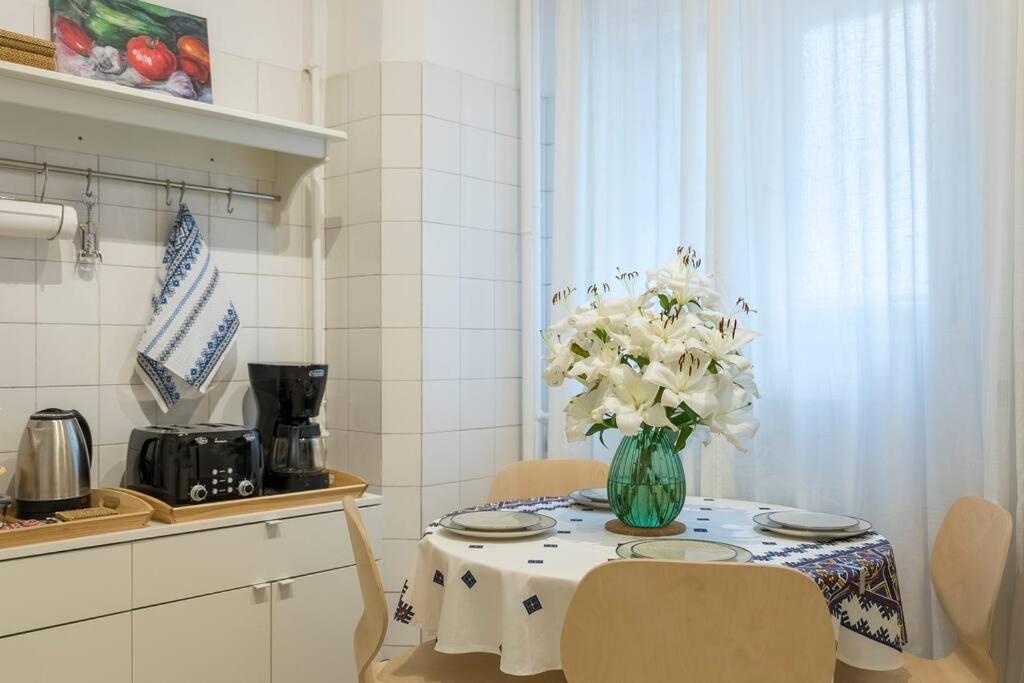 Ultra-Central University Square Apartament Apartament Bukarest Kültér fotó