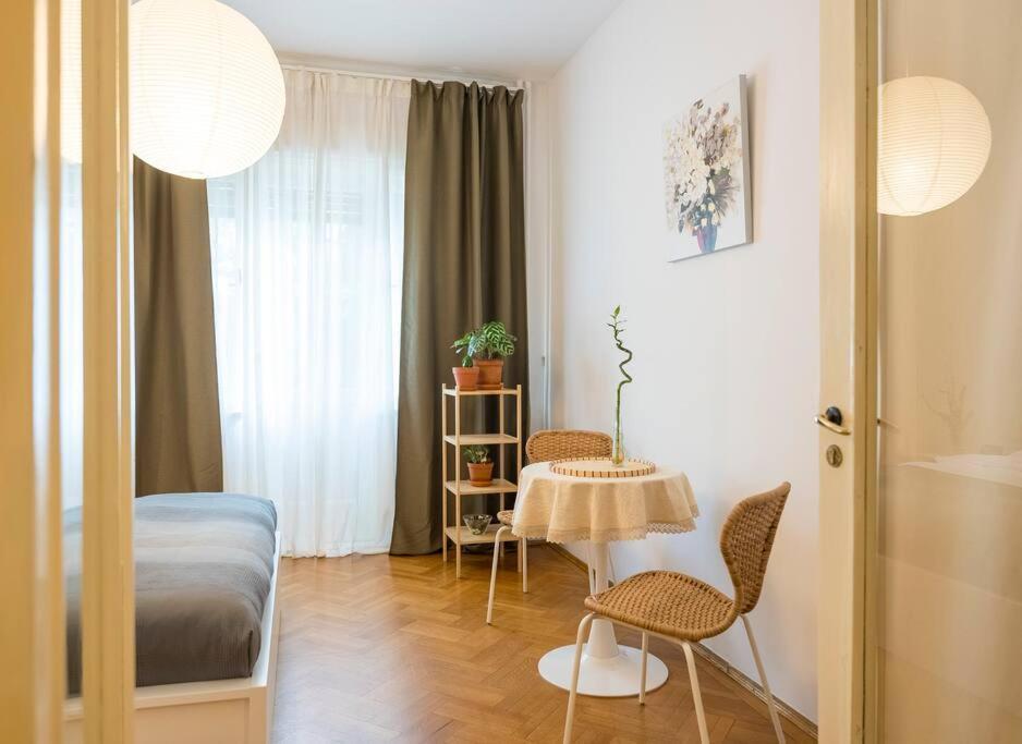Ultra-Central University Square Apartament Apartament Bukarest Kültér fotó