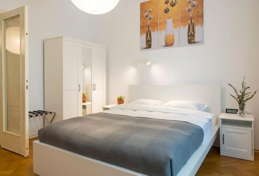 Ultra-Central University Square Apartament Apartament Bukarest Kültér fotó